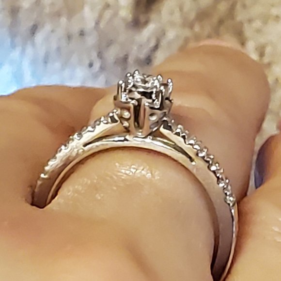 Brand new beautiful diamond engagement 14K white gold ring - Picture 6 of 11